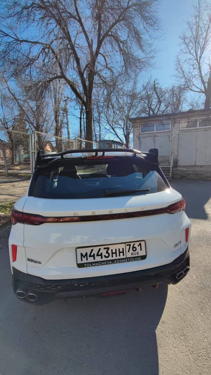 Установленная рамка государственного номера на задней части автомобиля