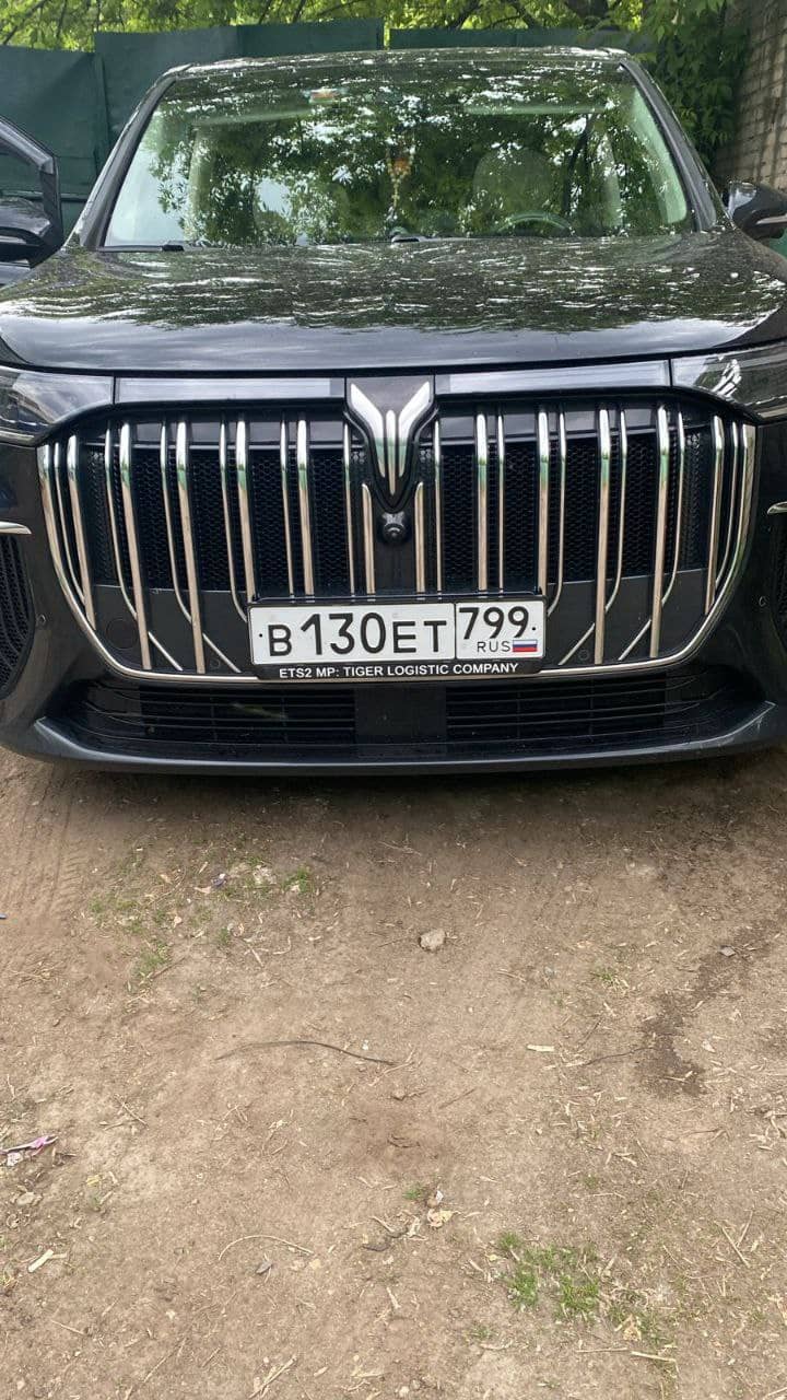Китайский автомобиль с рамкой государственного номера LEDRamka